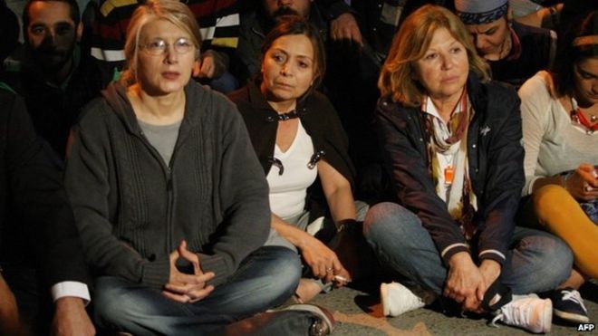 Протестующие сидят возле посольства США в Анкаре, 16 июня