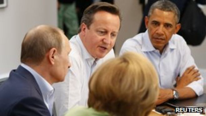 Дэвид Кэмерон (С) председательствует на торговом саммите, когда он сидит с Бараком Обамой (справа) и Владимиром Путиным (слева) на саммите G8 в Лох-Эрне в Эннискиллене, Северная Ирландия (17 июня 2013 года)