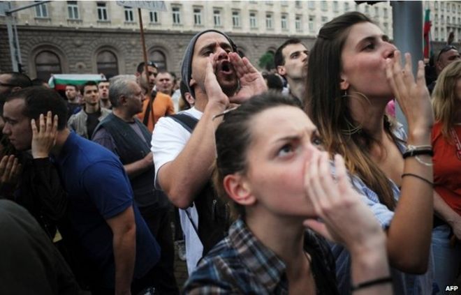 Протестующие должны лозунги в Софии, Болгария (14 июня 2013 г.)