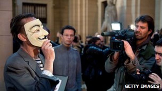 Анонимный член протеста перед французским судом