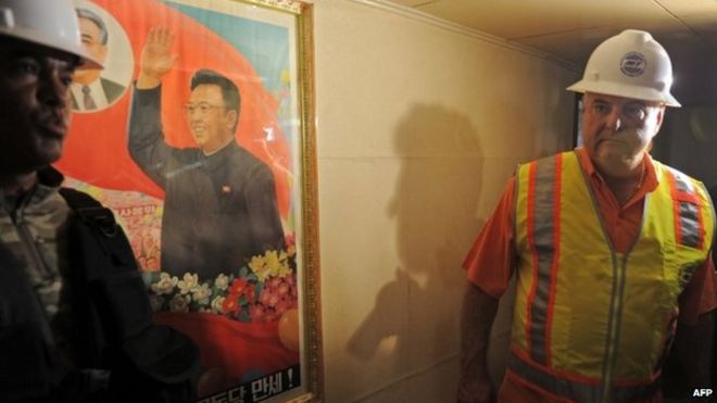 Президент Панамы Рикардо Мартинелли виден внутри северокорейского судна Чонг Чонг Ганг