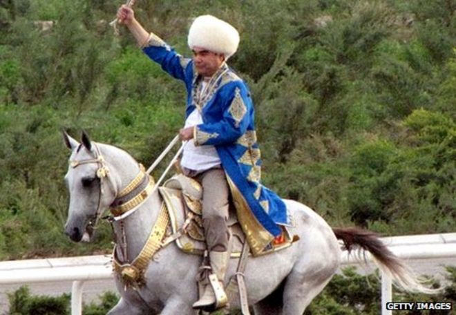 Гурбангулы Бердымухамедов верхом на лошади