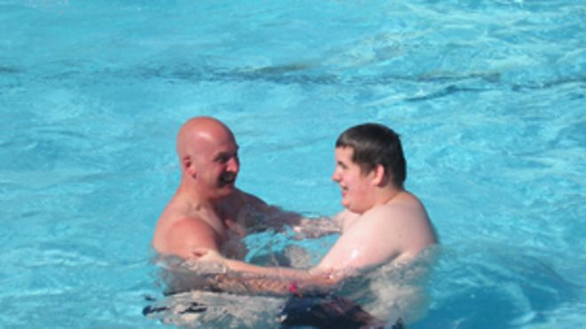 Марк Нери и Стивен в бассейне