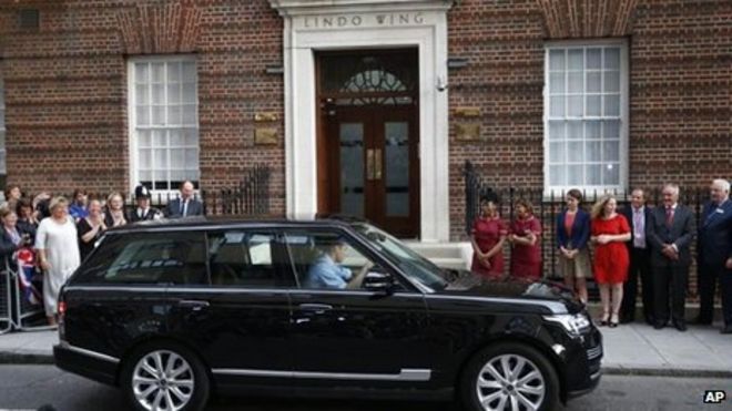Герцог Кембриджский отвез свою семью домой из больницы