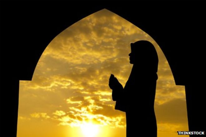 Мусульманин молится в Рамадан