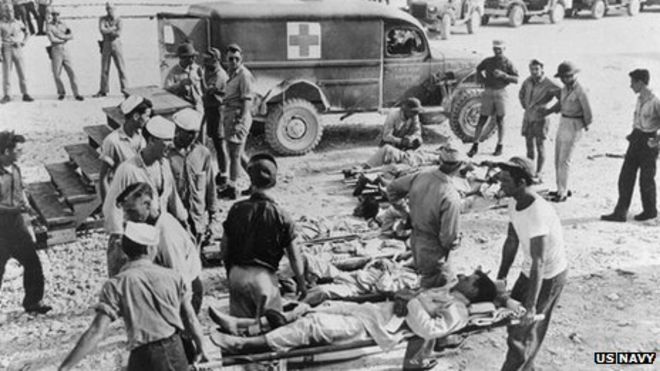 Выжившие в Индианаполисе военнослужащие США, находившиеся на острове Гуам, август 1945 года (авторские права ВМС США сейчас находятся в коллекции Национального архива)
