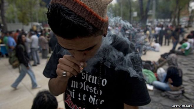Мужчина курит марихуану в Мехико
