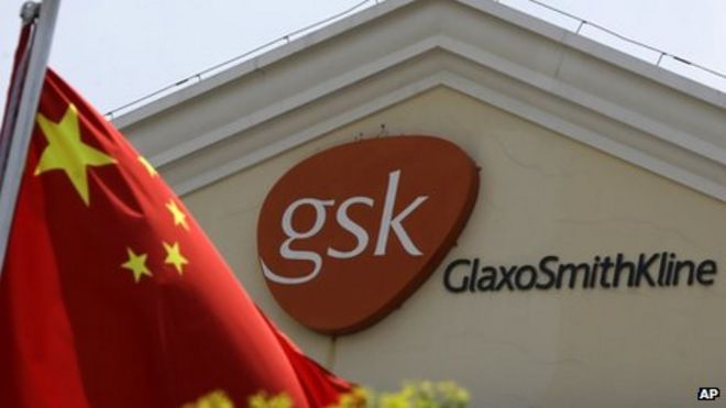 Китайский флаг поднят перед зданием GlaxoSmithKline в Шанхае, Китай, 24 июля 2013 г.