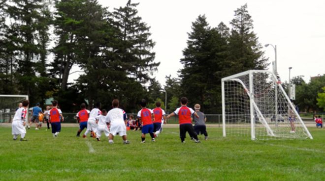 Сборная Великобритании играет в футбол на Всемирных Играх Гномов