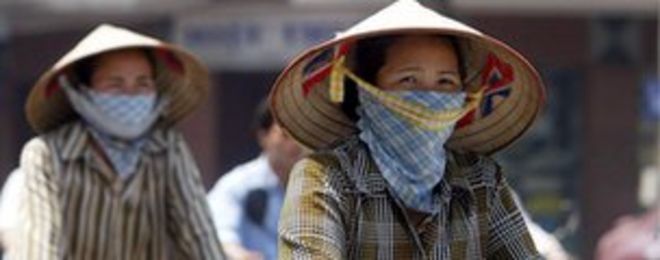 Женщины в Ханое в защитных масках