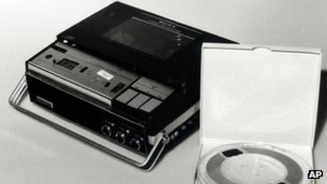 Оригинальная лента Никсона в Белом доме и оригинальный магнитофон показаны на недатированной фотографии из Национального архива
