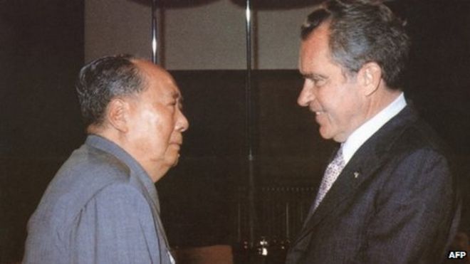 Председатель коммунизма Китая Мао Цзэдун (слева) приветствует президента США Ричарда Никсона в его доме в Запретном городе Пекина 22 февраля 1972 года