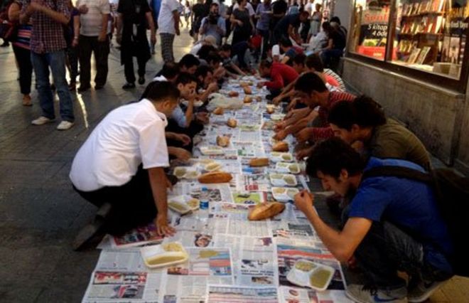 Группа проводит ифтар во время Рамадана на улице в Стамбуле