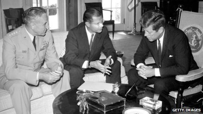 Министр обороны США Роберт Макнамара, начальник штаба армии США генерал Максвелл Тейлор и президент Кеннеди
