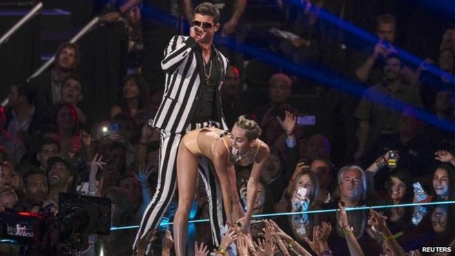 Майли Сайрус и Робин Тик исполняют «Размытые линии» во время MTV Video Music Awards 2013 в Нью-Йорке 25 августа 2013 года