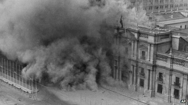 Файл с фотографией от 11 сентября 1973 года, показывающий бомбардировки президентского дворца в Сантьяго военными самолетами во время переворота против правительства президента Альенде