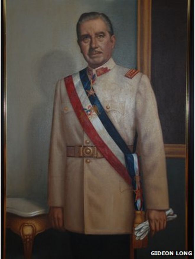 Портрет генерала Августа Пиночета в музее Пиночета в Сантьяго в сентябре 2013 года