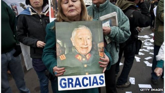 Женщина держит знак благодарности генералу Аугусто Пиночету на демонстрации 10 июня 2012 года