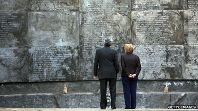 Бывший президент Чили Мишель Бачелет (справа) отмечает памятник пропавшим без вести в Вилле Гримальди, центре пыток во время военного режима в 2006 году