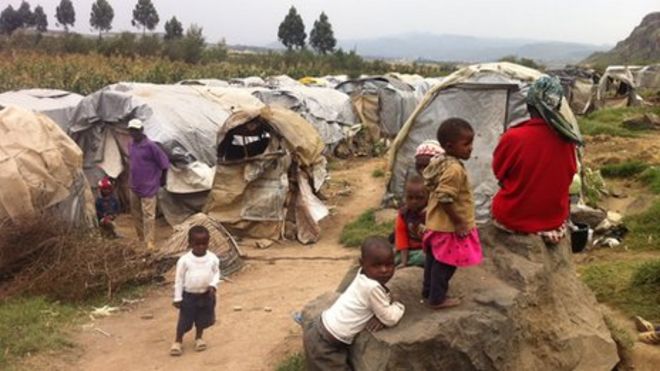 Семьи в лагере в Кении