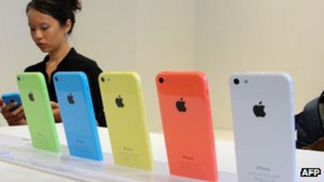 Модели iPhone 5C на выставке