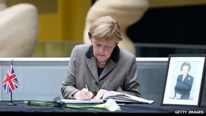 Меркель подписывает книгу соболезнований Маргарет Тэтчер