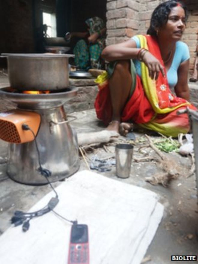 Женщина в Индии заряжает свой телефон и готовит на плите BioLite