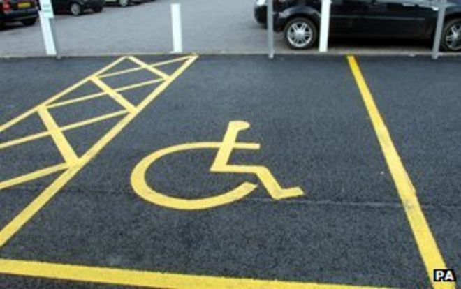 Значок инвалидной коляски в парковочном отсеке