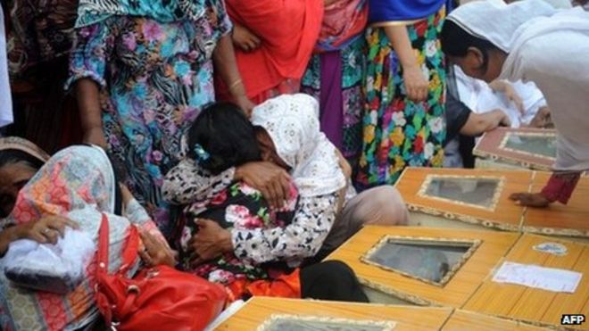 Христиане Пакистана скорбят о гробах родственников, погибших в результате двух взрывов террористов-смертников в Пешаваре, 22 сентября 2013 года