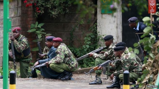 Кенийские полицейские занимают позиции во время продолжающейся военной операции в торговом центре Westgate