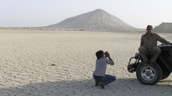 Недатированная фотография грязевого вулкана Чандрагуп в Пакистане.