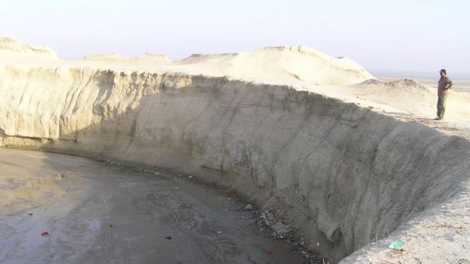 Недатированная фотография кратера грязевого вулкана Чандрагуп в Пакистане.