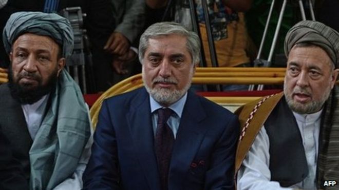 Афганский политик Абдулла Абдулла (С) сидит со своими двумя кандидатами в вице-президенты Мохаммедом Мохакиком (R) и Мохаммадом Ханом (слева) во время процесса регистрации на предстоящих президентских выборах в Независимой избирательной комиссии (МЭК) в Кабуле 1 октября, 2013.