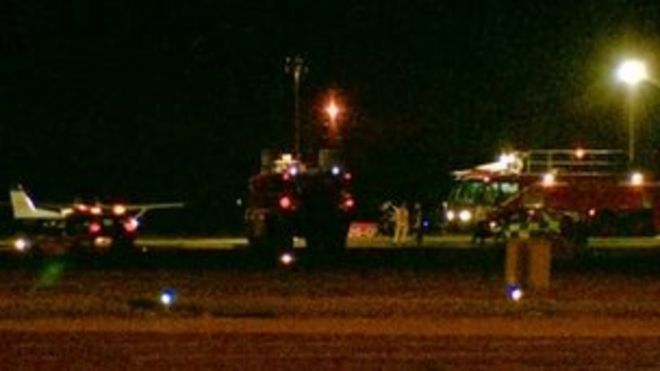 Аварийные службы и самолеты на взлетно-посадочной полосе в аэропорту Хамберсайд