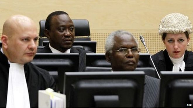 Ухуру Кеньятта (задний ряд) в Международном уголовном суде в Гааге 8 апреля 2011 года