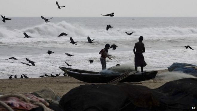 Рыбаки сортируют свои рыболовные сети после возвращения с уловом на побережье бухты Бенгалии в Пури, штат Орисса, 10 октября 2013 г.
