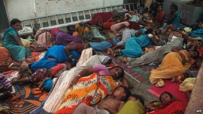 Индийские жители отдыхают в укрытии от циклонов недалеко от Гопалпура, примерно в 190 км от восточного города Бхубанешвар 11 октября 2013 г.