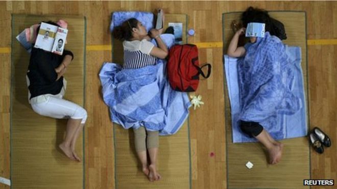 Родители студентов университета спят в гимназии в Хуачжунском педагогическом университете