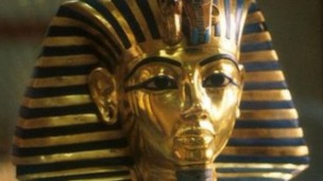 Золотая и синяя смертельная маска Тутанхамона - теперь в египетском музее, Каир