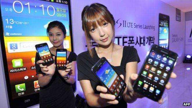 Модели, показывающие телефоны Samsung Galaxy