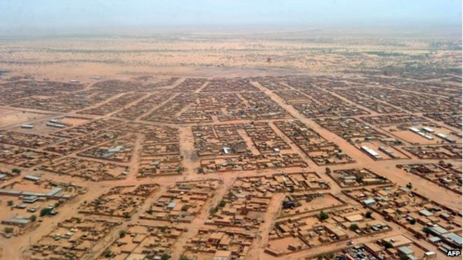 На фотографии, сделанной 30 мая 2012 года, показан вид с воздуха города Агадес в Нигере.