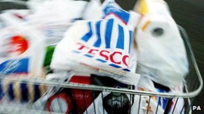 Tesco делает покупки в тележке