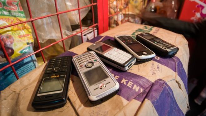 Мобильные телефоны на киоске денег