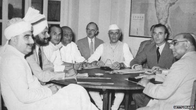 Сардар Патель (четвертый слева), июньское заседание 1947 года