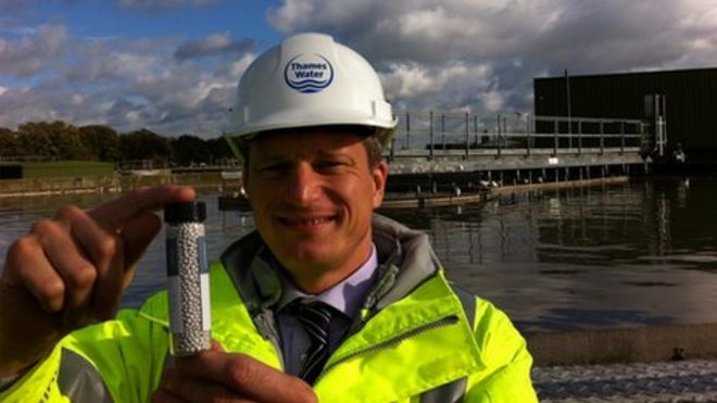 Пирс Кларк, коммерческий директор Thames Water на заводе по очистке сточных вод в Слау, в котором хранится образец гранул фосфата