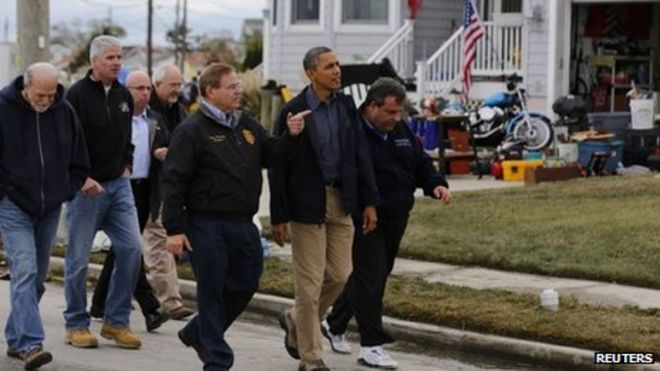 Барак Обама и губернатор Нью-Джерси Крис Кристи (справа) и другие официальные лица по соседству во время осмотра ущерба, нанесенного ураганом «Сэнди» в Бригантине, Нью-Джерси, 31 октября 2012 года