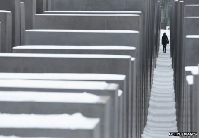 Женщина идет по Берлинскому мемориалу Холокоста