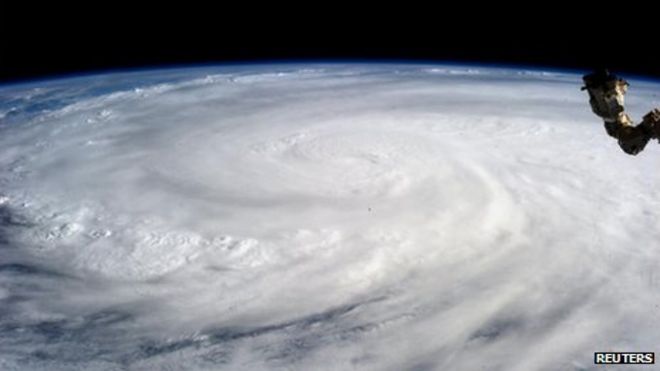 Тайфун Хайян изображен с Международной космической станции 9 ноября 2013 г.
