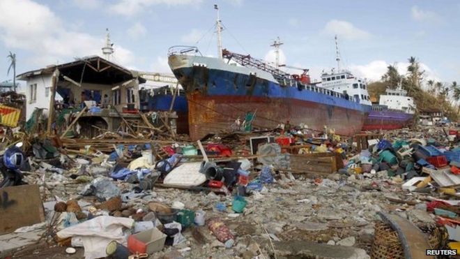 Грузовые суда, выброшенные на берег, видны через четыре дня после того, как супертайфун Хайян обрушился на город Анибонг, город Таклобан, центральные Филиппины 11 ноября 2013 года.