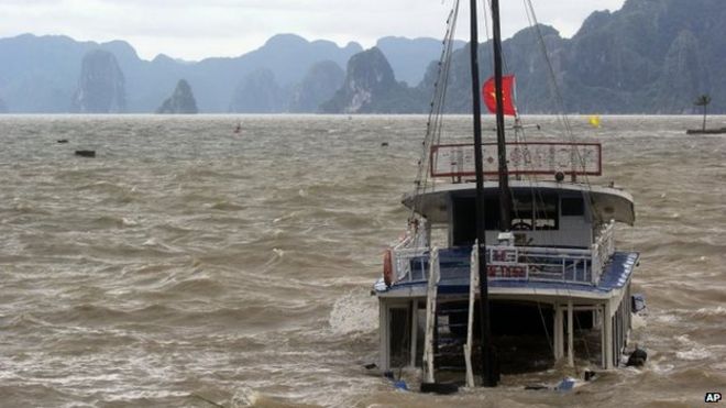 Туристическая лодка тонет в бухте Халонг, Вьетнам, 11 ноября 2013 г.